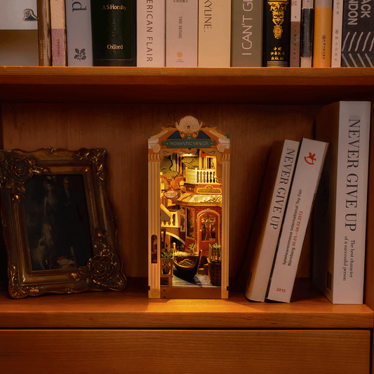 ROLIFE® Þrívíddar viðarpúsl - Bókahorn (Romantic Venice)