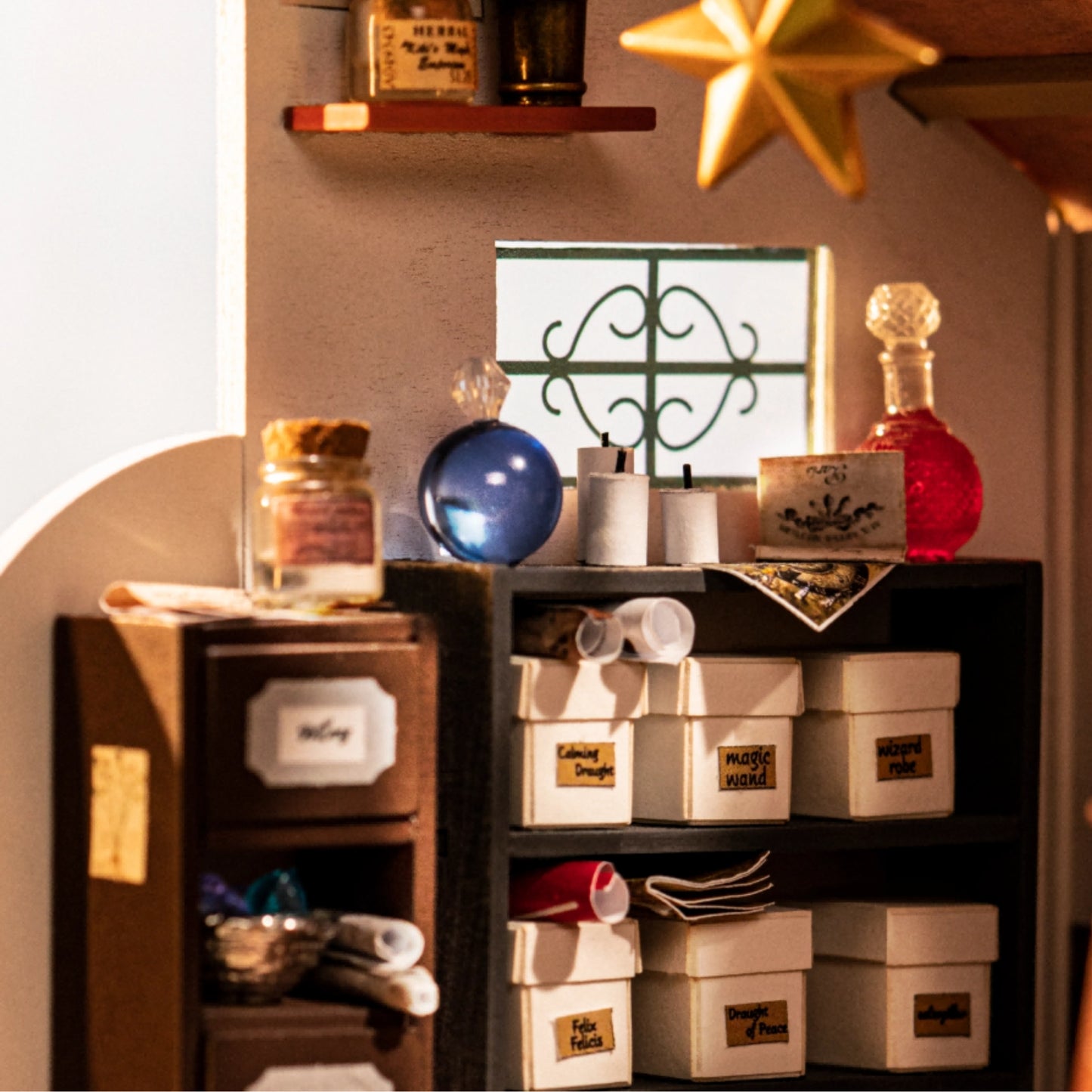 ROLIFE® Þrívíddar viðarpúsl - Kiki's Magic Emporium